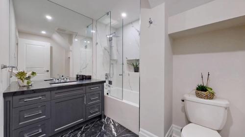 ein Bad mit einer Dusche, einem WC und einem Waschbecken in der Unterkunft Family Modern walkout Basement wSauna Indoor Fireplace Wifi in Innisfil