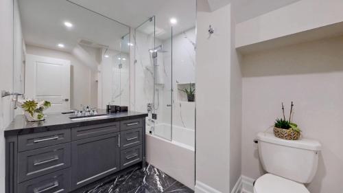 łazienka z prysznicem, toaletą i umywalką w obiekcie Family Modern walkout Basement wSauna Indoor Fireplace Wifi w mieście Innisfil