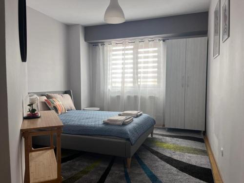 Un pat sau paturi într-o cameră la Apartament central, 98 m2, 2 dormitoare, 1 living