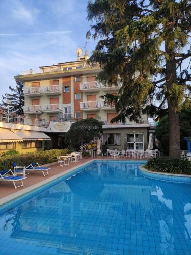 une grande piscine en face d'un hôtel dans l'établissement Hotel Bergamo Mare Mhotelsgroup, à San Bartolomeo al Mare