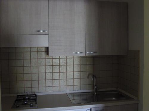 uma cozinha em azulejo com um lavatório e um armário em Don Nicola Residence em Salve