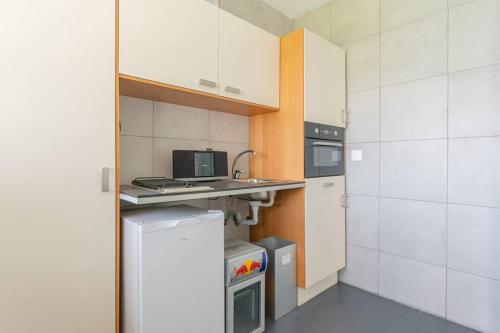 Kuchyň nebo kuchyňský kout v ubytování Solar dos Alexandres