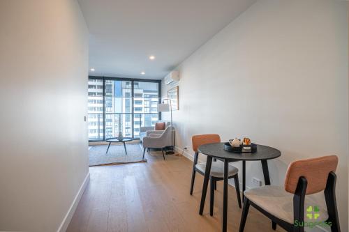 sala de estar con mesa y sillas en Liberty One en Melbourne