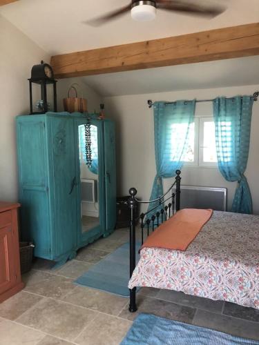 - une chambre avec un lit et une armoire bleue dans l'établissement Maison d'Izzy, villa with private swimming pool and outdoor kitchen, à Roquebrun