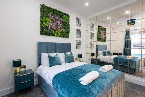 um quarto com uma cama grande e um cobertor azul em Luxurious Duplex in Bolton – Sleeps 6 – Parking em Bolton