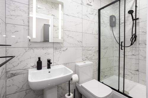 uma casa de banho com um lavatório, um WC e um chuveiro em Luxurious Duplex in Bolton – Sleeps 6 – Parking em Bolton