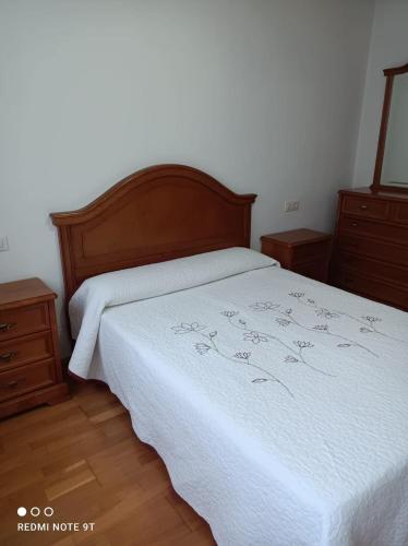 - une chambre avec un lit blanc et 2 commodes dans l'établissement apartamento de dos habitaciones en Quiroga, à Quiroga