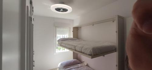 מיטה או מיטות בחדר ב-JT CHICLANA, ,Parking, Aire, Wifi, TV, Terraza