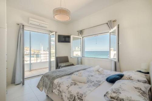 Ένα ή περισσότερα κρεβάτια σε δωμάτιο στο Ikaros Apt Next to the Beach