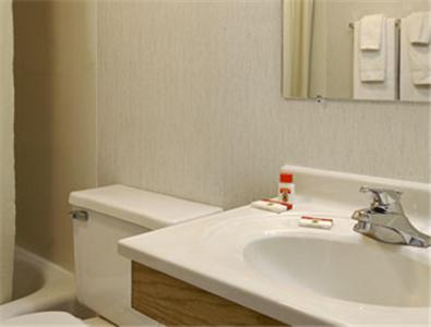 W łazience znajduje się umywalka, toaleta i lustro. w obiekcie Knights Inn Franklin w mieście Franklin