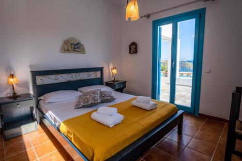 Golden View Villa with Private Swimming Pool في كريس أكتي: غرفة نوم بها سرير مع مناشف عليه