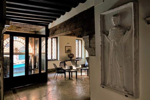 威尼斯的住宿－卡佛斯克羅公寓，墙上有女人雕像的房间