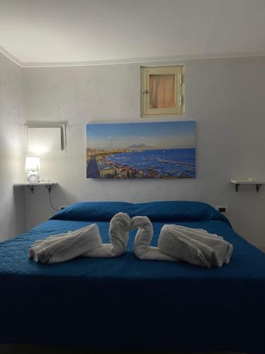 ein Bett mit zwei Fingerspitzen darüber in der Unterkunft B&b da Imma e Lucia in Neapel