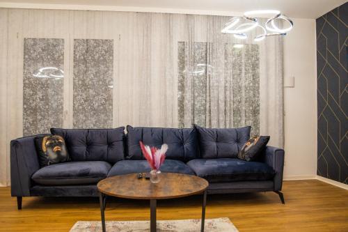 a living room with a blue couch and a table at Luxus Wohnung Hing Im Stadtzentrum in Nürnberg