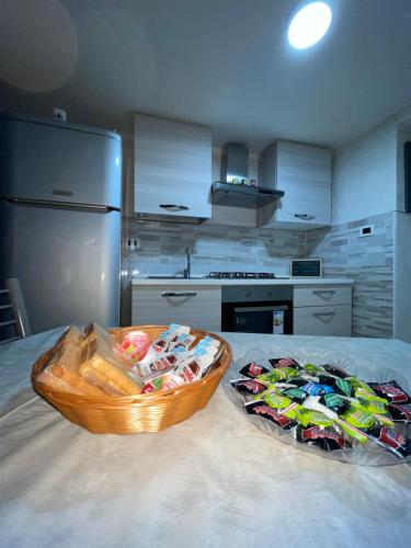 eine Küche mit einem Tisch und 2 Körben mit Lebensmitteln in der Unterkunft B&b da Imma e Lucia in Neapel