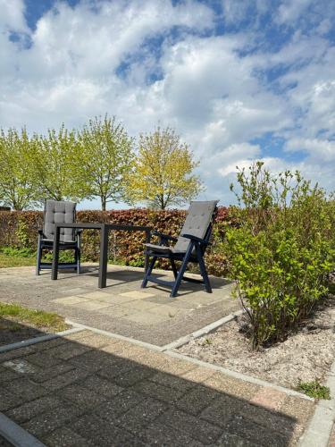 deux bancs assis l'un à côté de l'autre dans un parc dans l'établissement byTilch, à Borgercompagnie