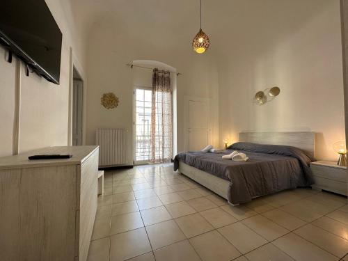 1 dormitorio con cama y ventana grande en CconfortHotels Appartamento Crispi - SELF CHECK IN en Bari