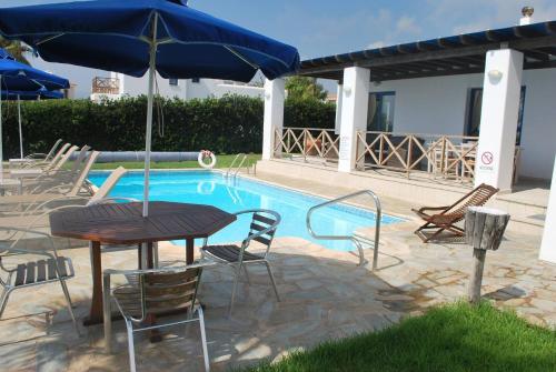 Kolam renang di atau dekat dengan Sea Front Villa With Private Heated Pool, Quiet area Paphos 322