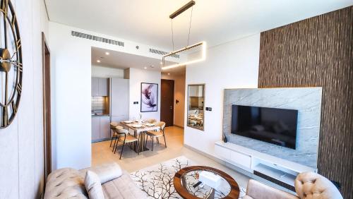 TV a/nebo společenská místnost v ubytování STAY BY LATINEM Luxury 2BR Holiday Home CVR B3208 near Burj Khalifa