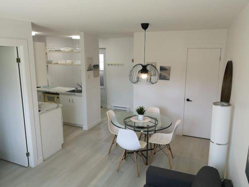 a kitchen and a dining room with a table and chairs at Le 4 SAISONS 2 in Beaupré