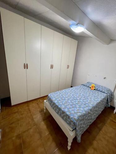 a bedroom with a bed and white cabinets at Casa vacanze Da Meryon in Albiano
