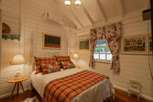 a bedroom with a bed and a window at Sierra Garden Houses in Bom Jardim da Serra