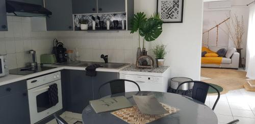 kuchnia ze stołem i krzesłami w obiekcie Koukie Family House w mieście Le Grau-dʼAgde