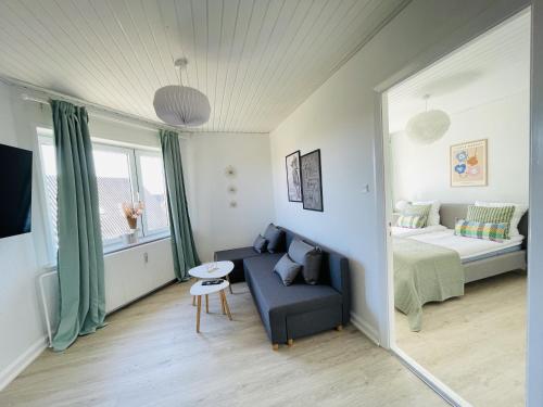 - un salon avec un canapé et un lit dans l'établissement aday - Greenway 2 bedrooms apartment, à Frederikshavn