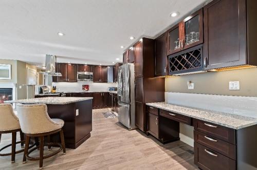 Una cocina o cocineta en The Haven - Spacious Custom Home In Boise home