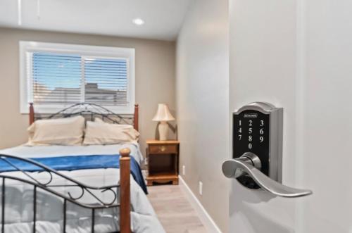 Una cama o camas en una habitación de The Haven - Spacious Custom Home In Boise home