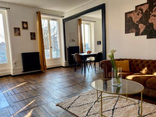 a living room with a couch and a table at Le Square vue sur la Sauldre: Châteaux et Beauval in Romorantin