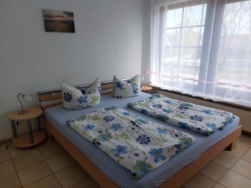 een slaapkamer met 2 bedden en kussens bij Ferienquartier Z3 in Zinnowitz