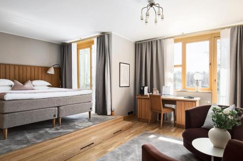 una camera d'albergo con letto e scrivania di Villa Källhagen a Stoccolma