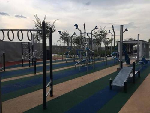 - un parc avec une aire de jeux dotée de bancs et de toboggans dans l'établissement Aurora Residence @ PUCHONG PRIMA, à Puchong