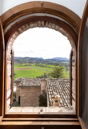 an arched window with a view of a building at Smeraldo in Spello
