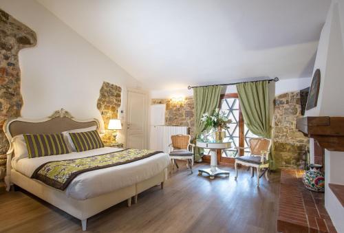 1 dormitorio con 1 cama, mesa y sillas en Residenza le Colline del Paradiso, en Bivigliano