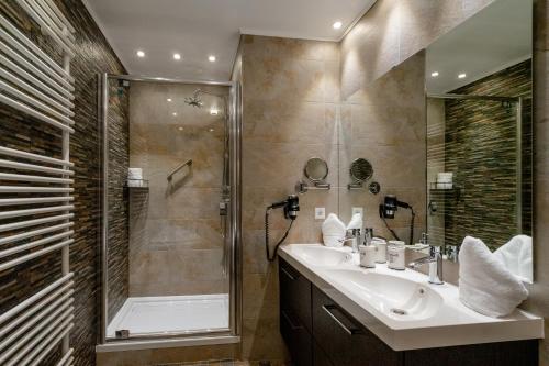 a bathroom with a sink and a shower at Hotel von Stephan in Westerland (Sylt)
