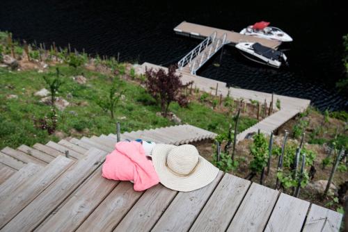 un sombrero y toallas rosas sobre una mesa de madera en El balcón de la Penela, en Belesar