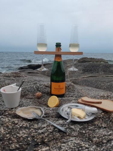 コンカルノーにあるVotre VUE EN BLEU !! Très lumineux, Vue mer exceptionnelle et plages, wir sprechen flieBen deutsch, we speak Englishのビーチでのワイン1本(グラス2杯付)