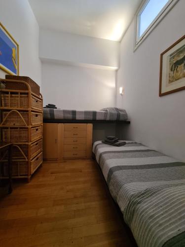 1 Schlafzimmer mit 2 Einzelbetten und einer Kommode in der Unterkunft La Casa di Barbara By PortofinoVacanze in Santa Margherita Ligure