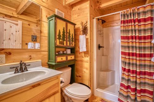 A bathroom at Cozy, Wood Cabin, Private And With Firepit