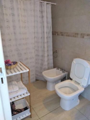 a bathroom with a toilet and a sink at Departamento macrocentro Santa Fe in Santa Fe