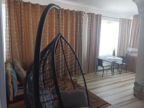 una hamaca en una sala de estar con mesa en villaluna en Tánger