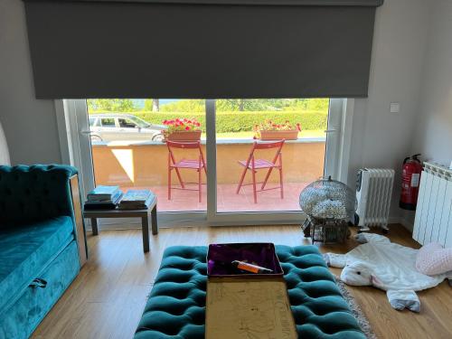 sala de estar con sofá y mesa con sillas en Casa d´Água en Venda Nova