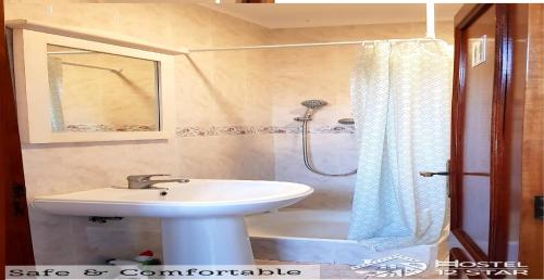 y baño con lavabo y ducha. en Vila with Private Pool en Vila Real de Santo António
