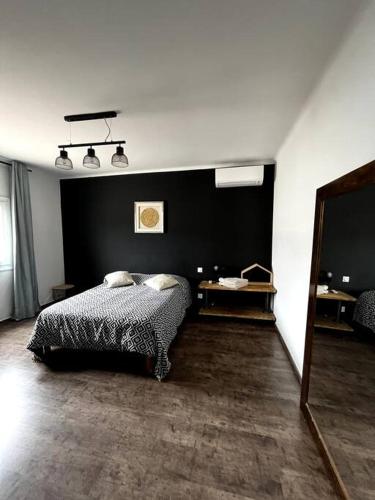 une chambre avec un lit et un grand miroir dans l'établissement Appartement 3 chambres , coeur de Porticcio 130 m2, à Grosseto-Prugna