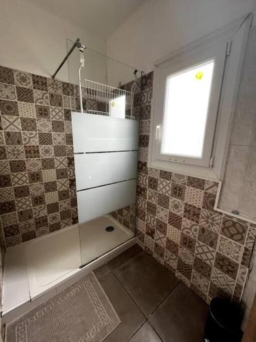La salle de bains est pourvue d'un lavabo et d'une fenêtre. dans l'établissement Appartement 3 chambres , coeur de Porticcio 130 m2, à Grosseto-Prugna