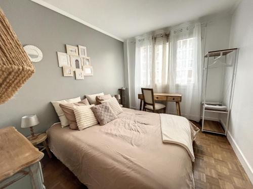 a bedroom with a large bed with white sheets and pillows at Good vibes only apparts "So sweet"- 4 bedrooms - 8 pax - free Parking in Épinay-sur-Seine
