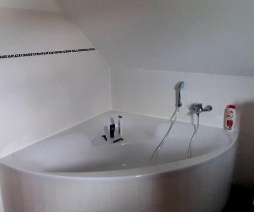 La salle de bains est pourvue d'une baignoire avec un robinet. dans l'établissement Schönes Zimmer in der Wetterau, à Ranstadt