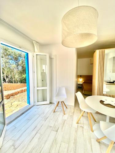 uma sala de estar com uma mesa e cadeiras e uma janela em Bilocale Vista Mare em Marettimo